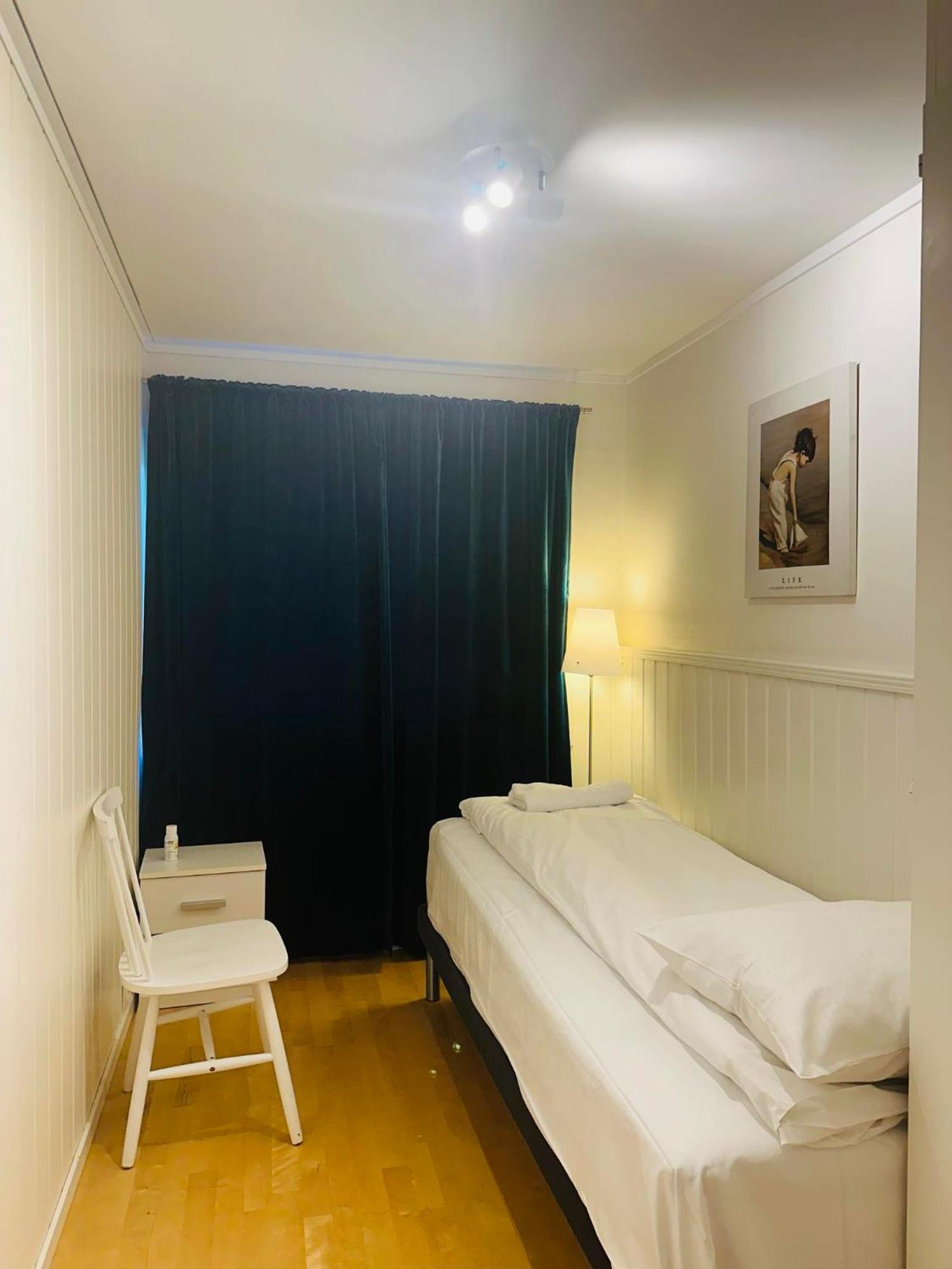 Arctic Inn, Cozy Single Bed Private Room In A Shared Apartment With Stunning Tromso Views Luaran gambar